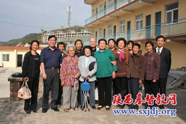 香港吕明才基金会黄吕英玲女士一行访问陕西教会(图2)