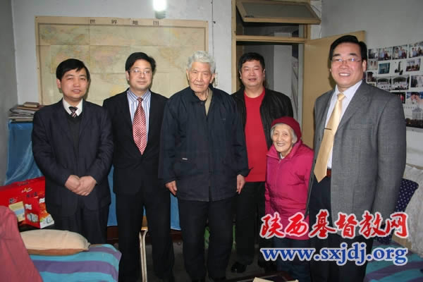 省两会负责人春节前看望教会老前辈,关心基层教牧同工(图1)