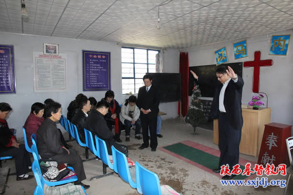 上海国际礼拜堂刘斌牧师一行为延安富县南道德小学捐赠图书(图2)