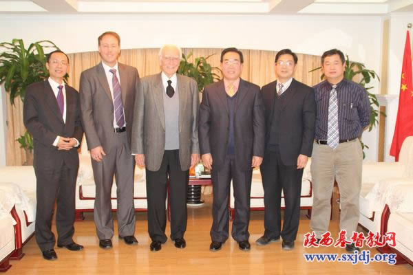 美国葛培理布道会副总裁亨利•霍利牧师一行来我省访问(图3)