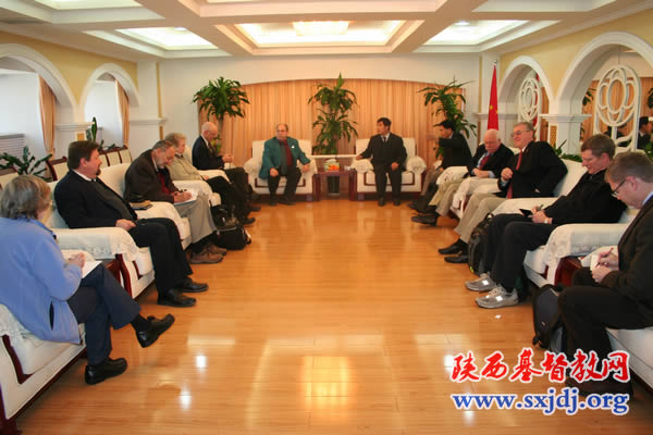 美国联合基督教会教区长代表团一行访问省基督教两会