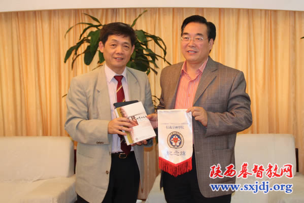 香港信义宗神学院一行访问省基督教两会