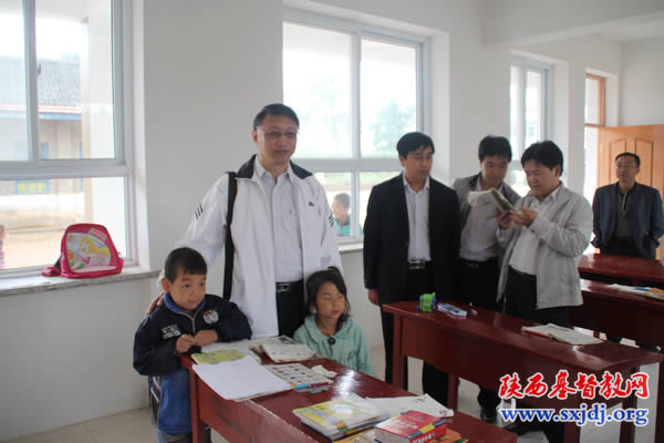 基督教全国两会社会服务部同工验收援建富县南道德小学项目(图3)