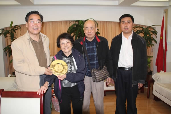 香港吕明才基金会黄吕英玲女士一行来访