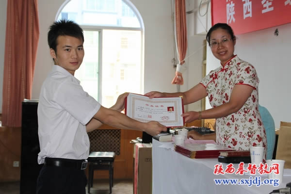 陕西圣经学校举行毕业、结业典礼(图2)