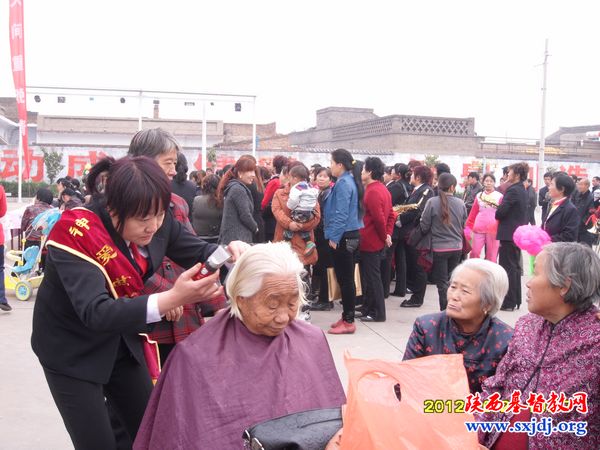 韩城市基督教阳山庄教会举办重阳节献爱心活动(图2)