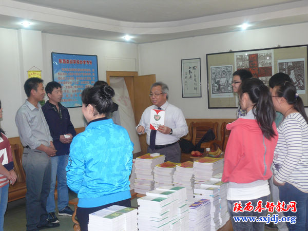 香港证主出版社总干事邓兆柏先生来陕西圣经学校赠书