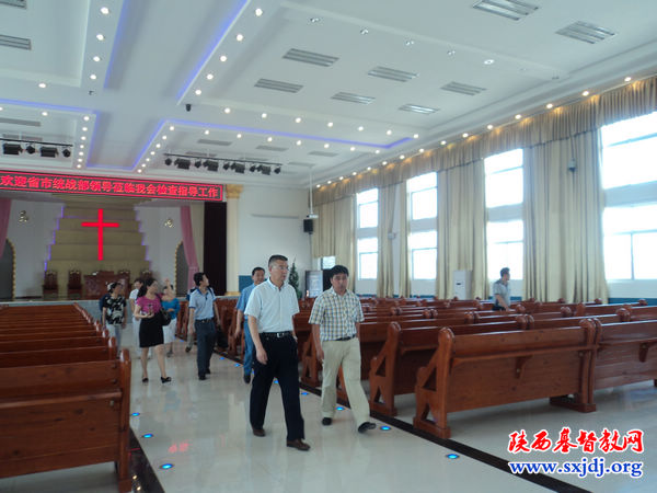 省委统战部副巡视员闫小平到铜川市新区教堂调研(图1)