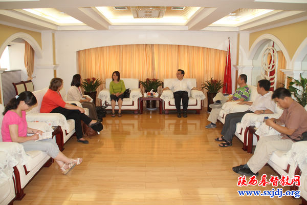 美国联合圣经公会一行访问我省教会