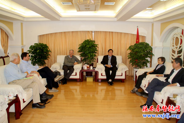 挪威教会友人韦福乐牧师等访问我省教会　　