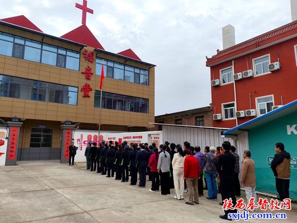 杨凌示范区张家岗福音堂举行国庆节升国旗仪式