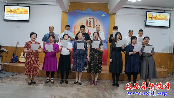 欢喜感恩庆双节     祝福赞美情谊浓——陕西圣经学校举办“爱中团契”主题晚会(图2)