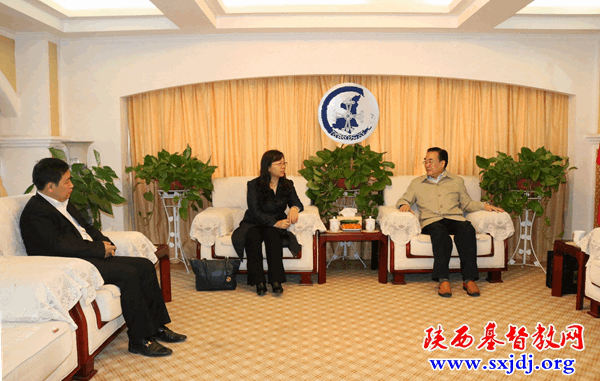 王俊牧师接待爱德基金会秘书长凌春香女士