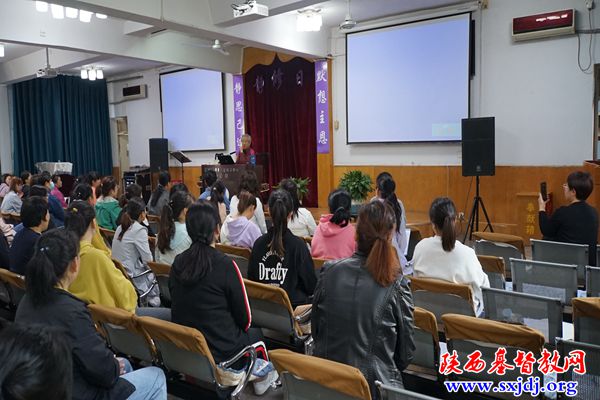 国家一级指挥焦望曾先生为圣校师生作“合唱与合唱指挥”的讲座(图2)