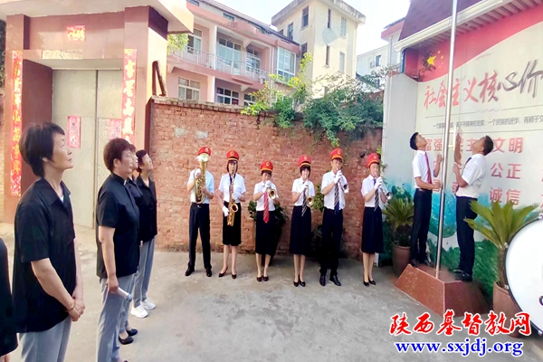 南郑区大河坎基督教堂举行“七一”升国旗仪式(图1)
